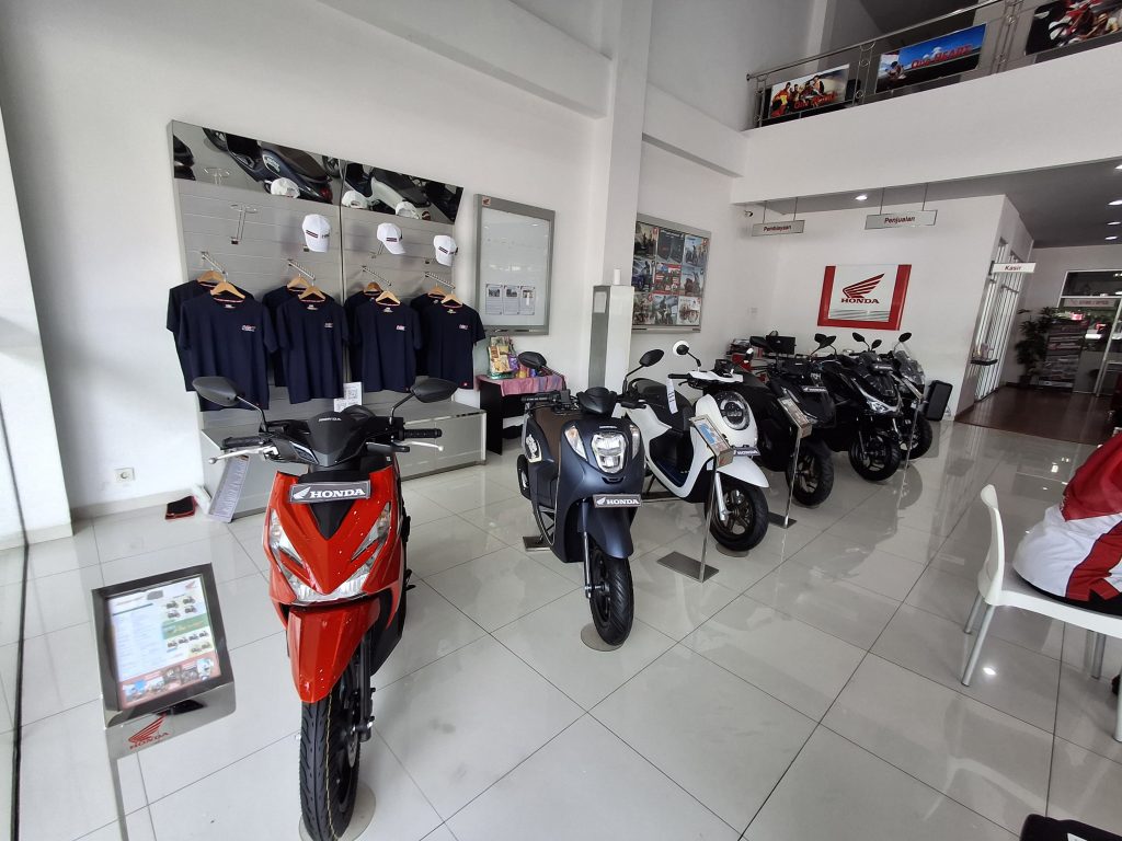 Area Showroom & Apparel Bintang Motor Bekasi