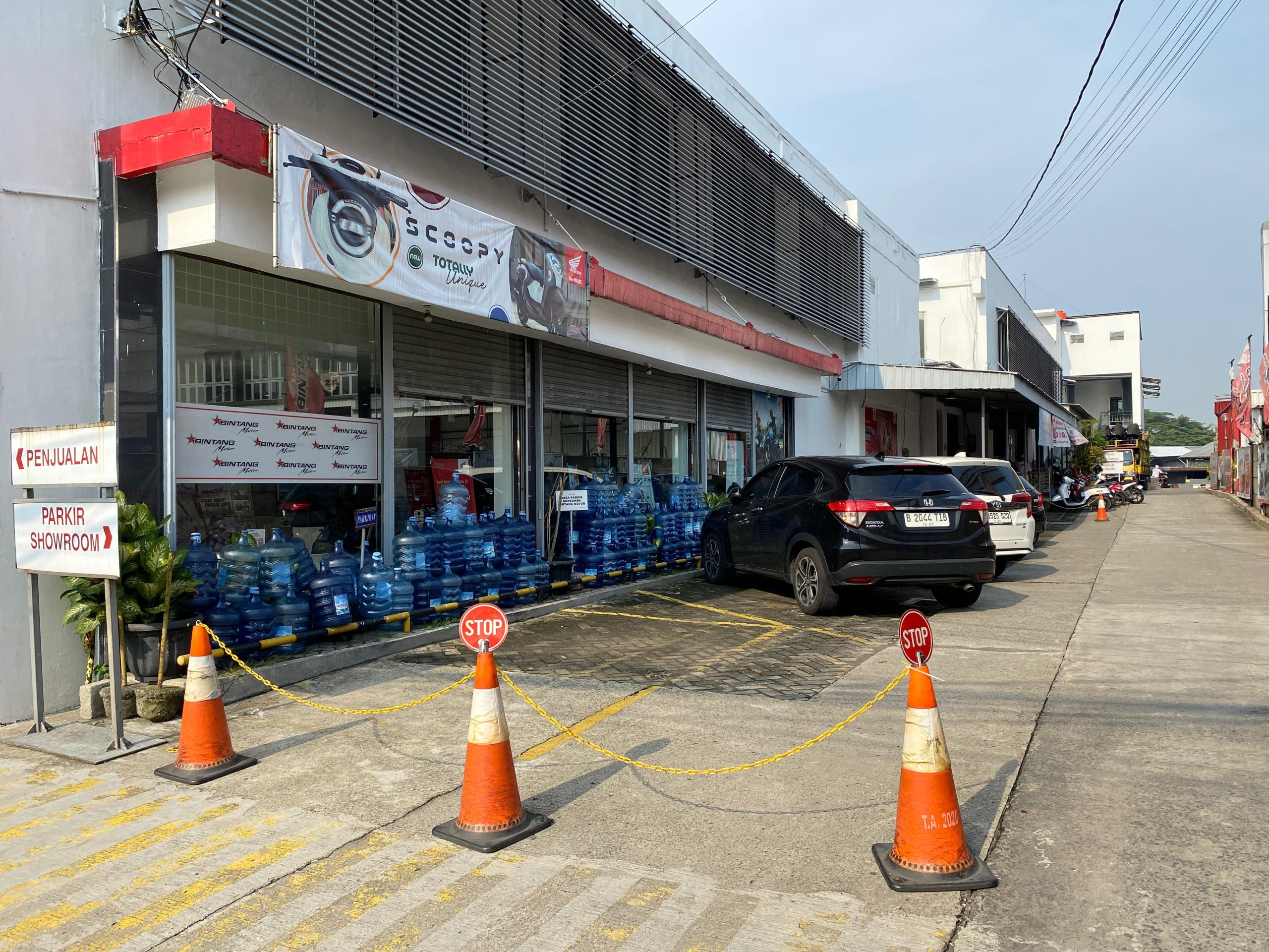 Tempat Parkir Dealer Bintang Motor Bogor Cibinong