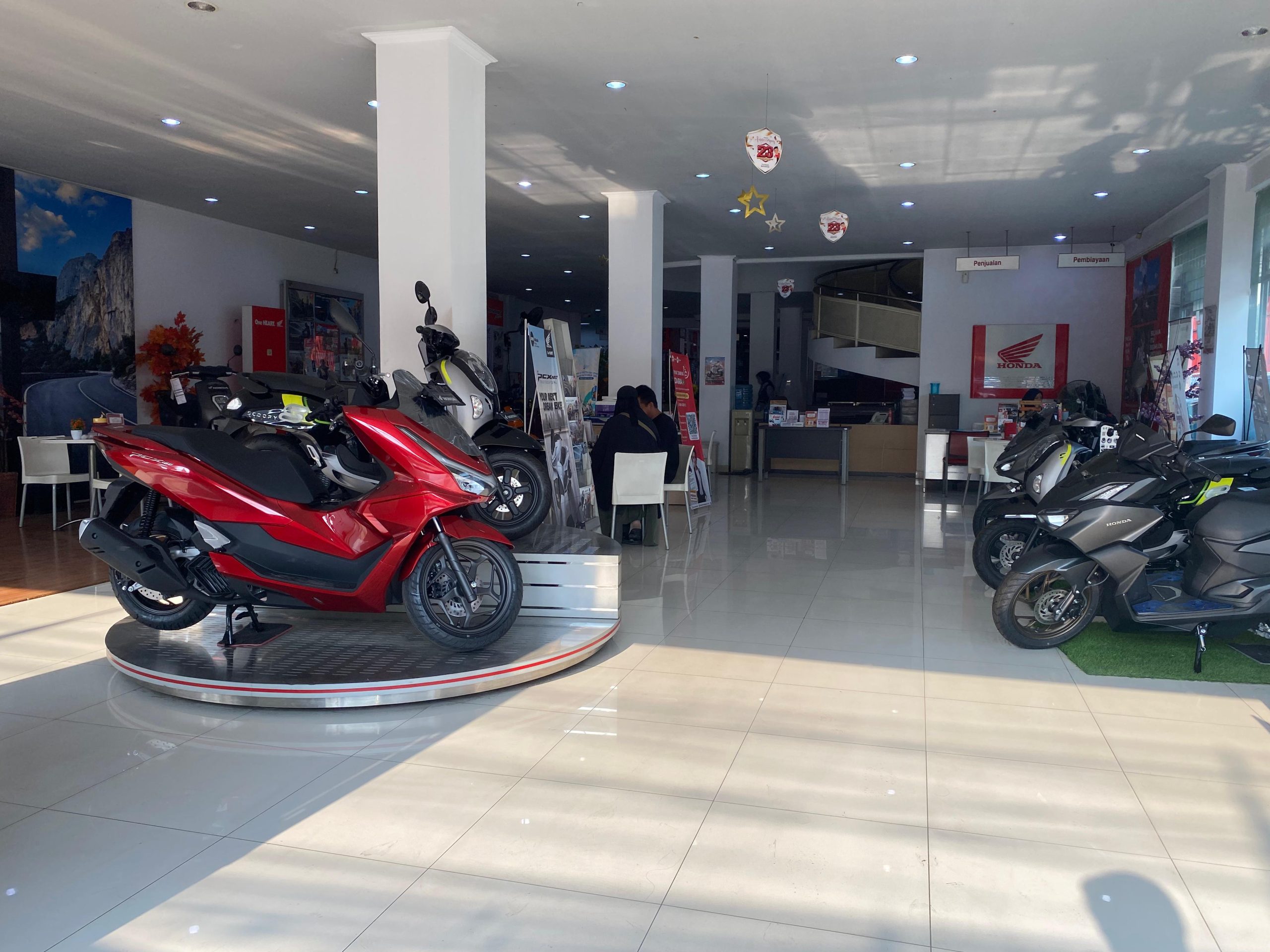 Showroom Motor Dealer Bintang Motor Bogor Cibinong